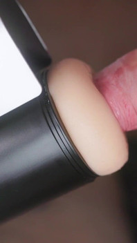 Solace spielzeug melkt einen creampie ohne hände
