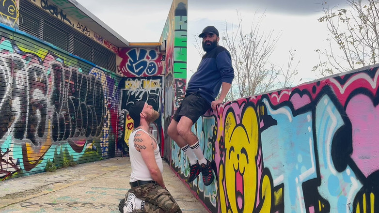 The Bearded Master: Asbak, pis en voeten. Bebaarde meester die fellball gebruikt