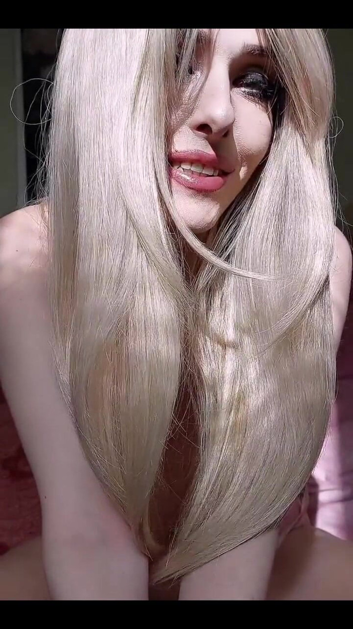 Lilianna20: Cavalca un dildo