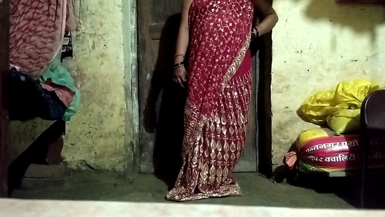 Desi_bhabhi121: Young Indian Couple Kissing