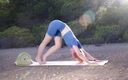 Sheryl X: Yoga del bosque al aire libre con pose feliz del...