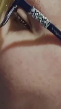 Ha succhiato il suo cazzo e si è masturbato il suo sperma sulle mie tette! Mi sono assicurata di leccarlo dalle dita!