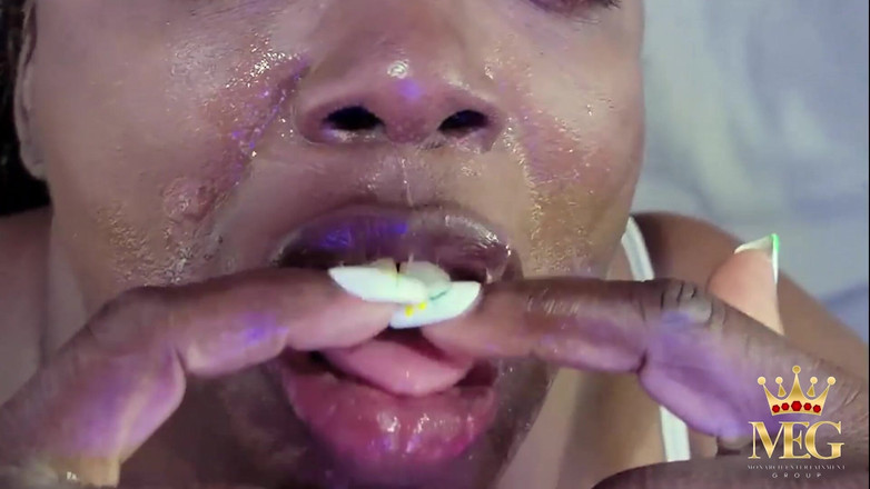 MochaSwallows: MochaSwallows lagi asik main sama istri yang penurut