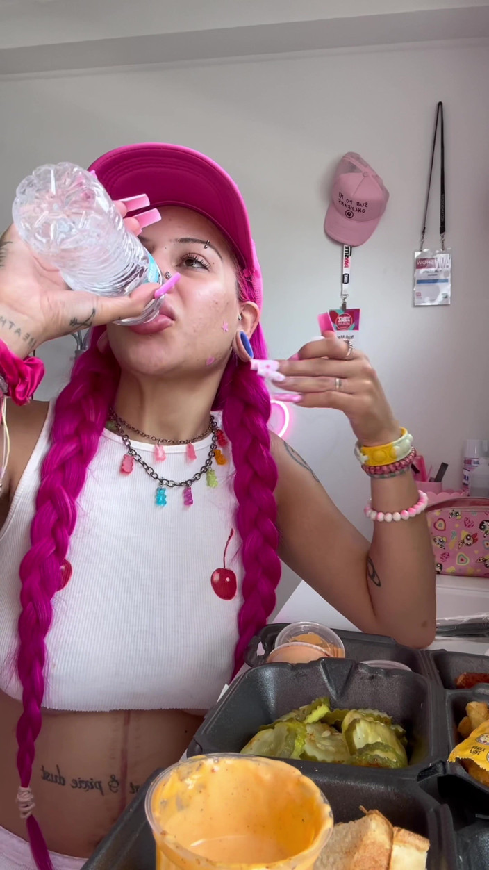 Nali Marie: Mangiando Mukbang sploshing enorme pasto cibo con pollo e formaggio...