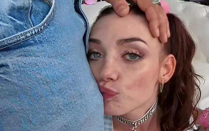 Hook Up Hotshot POV: Owłosiona cipka Shrooms-q jest zerżnięta w pozie misyjnej!