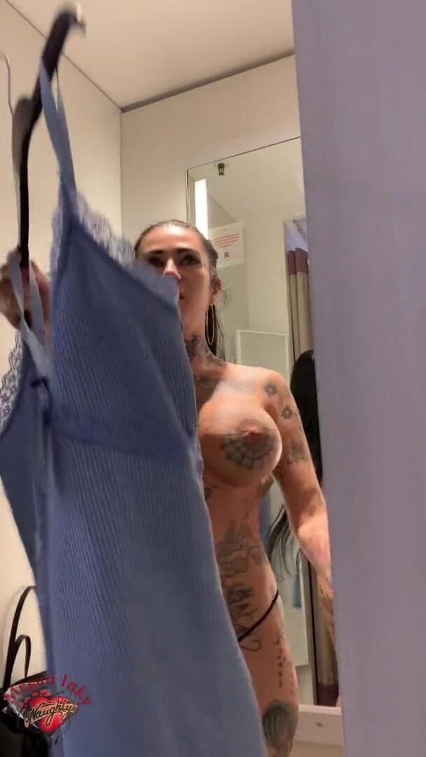Megan Inky: 在试衣间里的头趾女孩