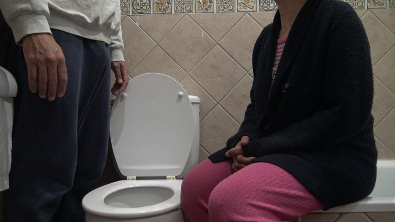 Stepmom Susan: Perverzní macecha sleduje, jak její nevlastní syn chčije před ní