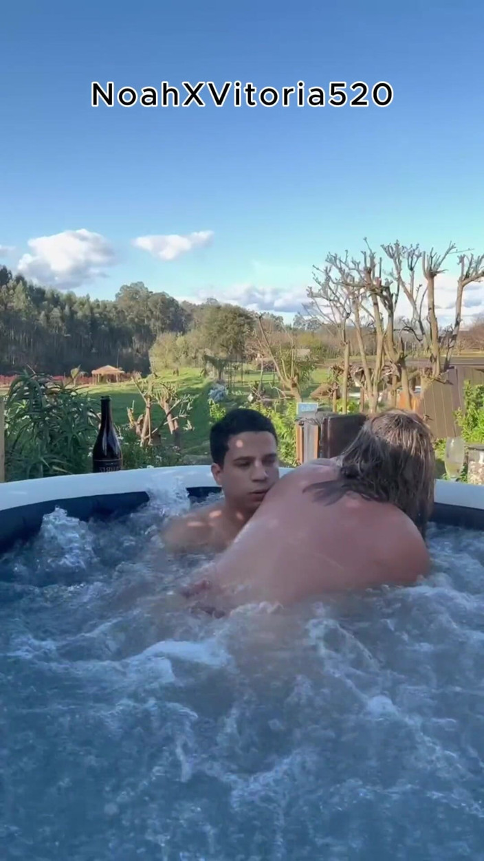 Vitoria Coronado: Venkovní sex se sexy blonďatou milfkou ve vířivce - jacuzzi
