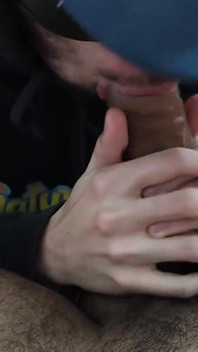 Anonym grindr twink lutscht meinen großen schwanz und isst mein sperma