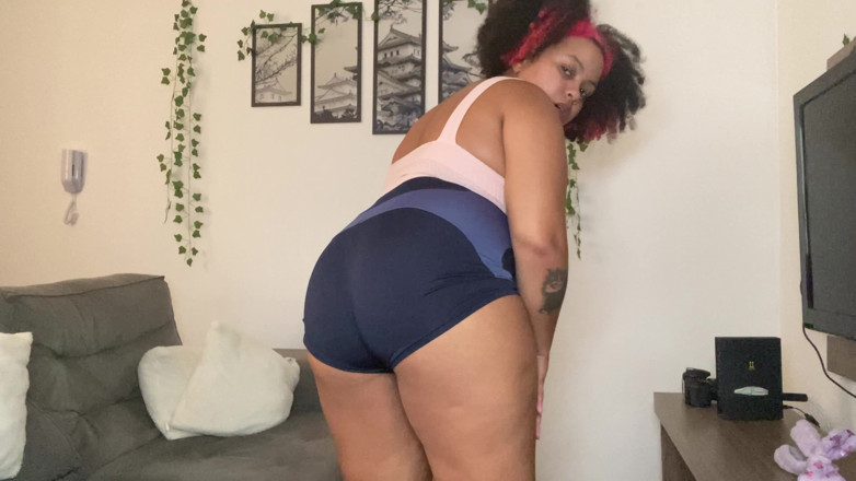 Cutiepiie Chubby: Eructo de soda y pedo de piernas cortas desnudas