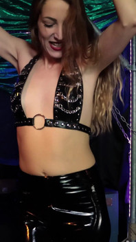 Botas grandes e pés suados pisando