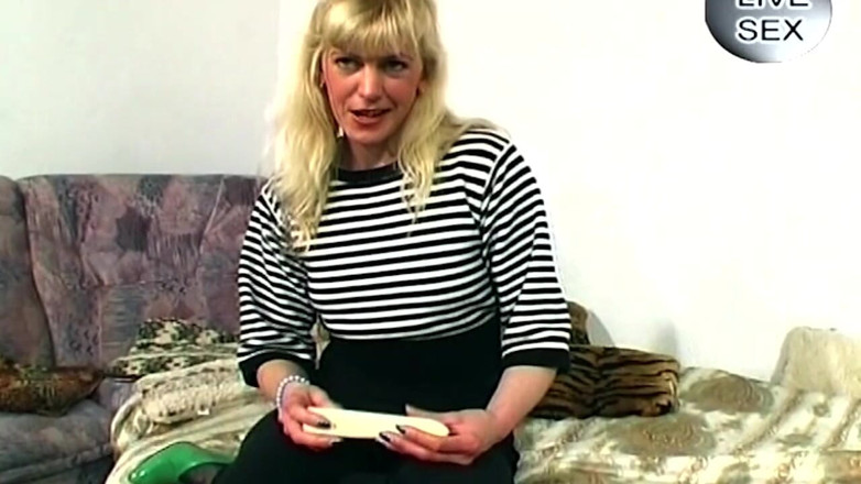 TRASHPORN: Flexible Trans Babe Sucks Her Own Massive Cock