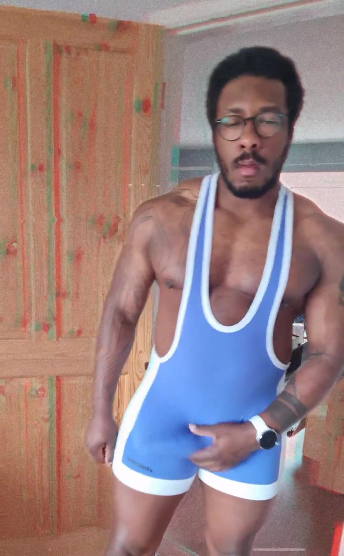 Amadeus: Je pense que j’aime le bleu maintenant, fait regarder la...