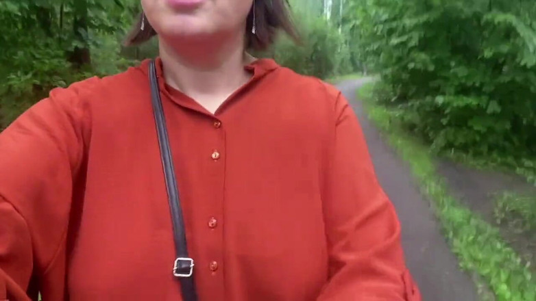 Mary Di: 도시 를 산책, 내 가슴을 보여주고 내 털이 많은 보지를 노출, 그것은 매우 위험하고 위험, 사람들이 나를 볼 수 있습니다.