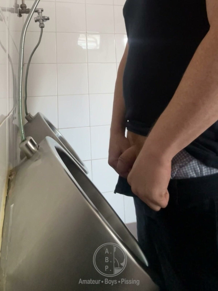 AmateurBoysPissing: Дивлячись на рудого хлопця в туалеті
