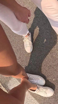 Jeans zusammen auf einer barfußwanderung benetzen