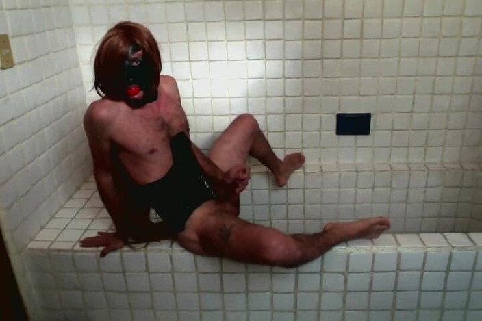 Demon Maniac 33: Sissy s dlouhými vlasy v korzetu používá gagball v koupelně