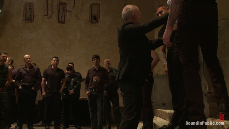 Bound in public: Trent Diesel sert bir şekilde sikilirken bağlı ve baş aşağı asılı