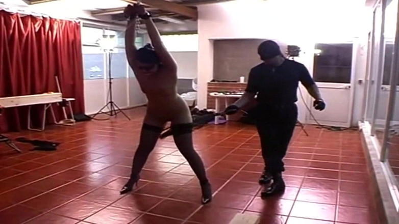 Genuine XXX: Curvă supremă supusă perversă biciuită și lovită hard.wmv