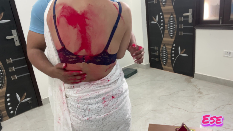Sammy Sins: Cunhado abriu blusa da cunhada durante holi