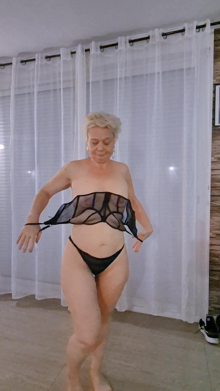 Sofy13: Merhaba, Ben Sana Iç Çamaşırımı Sunuyorum Ve Sen Bana Ne Teklif...