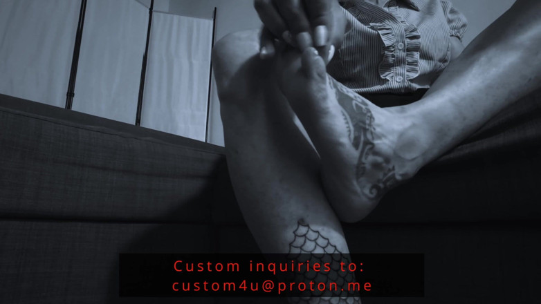 Luna Bondage Playground: Luna détend ses pieds
