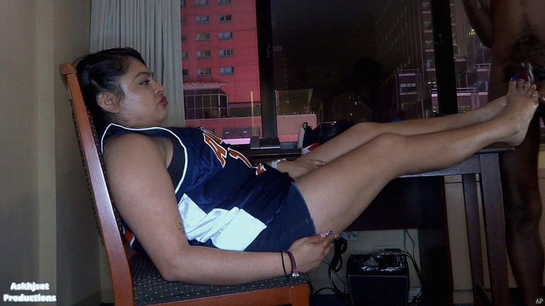 Askhjset Productions: Une latina sportive se fait adorer les pieds et baiser...