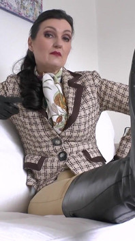 aur ab tum mere talvon ko chaatne ja rahe ho, skarph randi! Lady Victoria Valente
