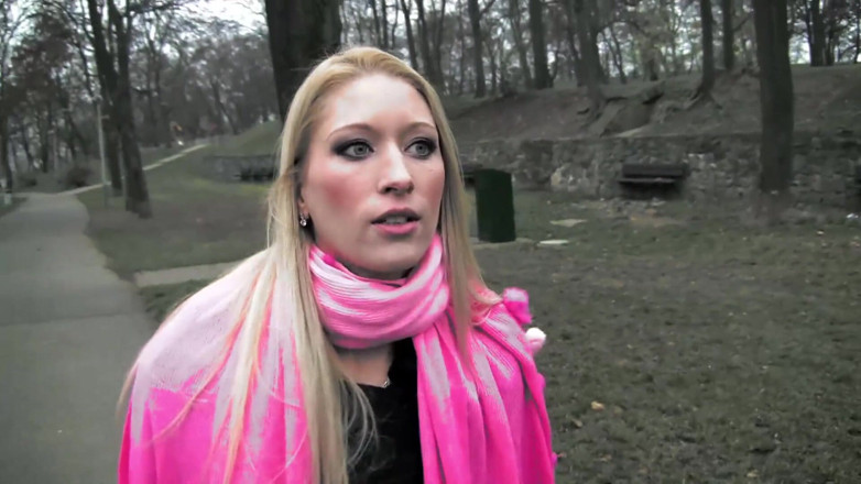Erotic Planet X: Blonďatá dívka mi lížou zadek - tvrdě ji šukej