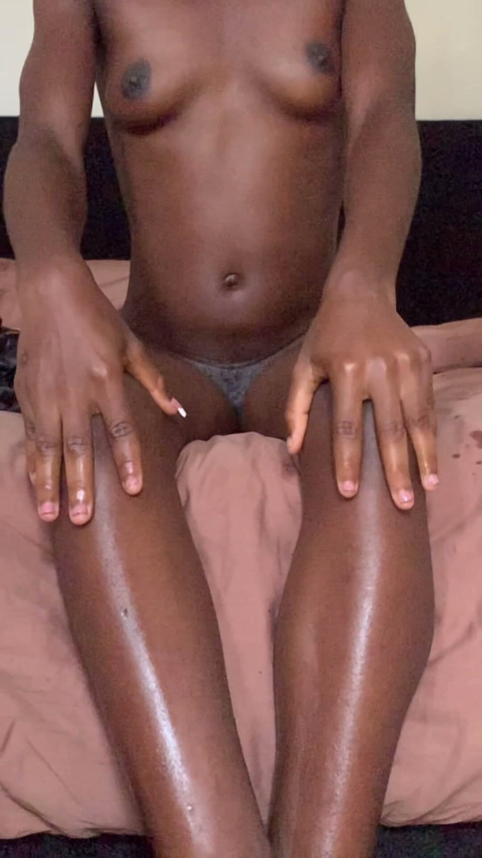 Browngurl234: Caliente nena de ébano browngurl234 sección de crema corporal parte 1