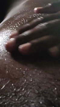 Pisse sur ma bouche, branlette, éjaculation sur mon corps et joue avec mes couilles