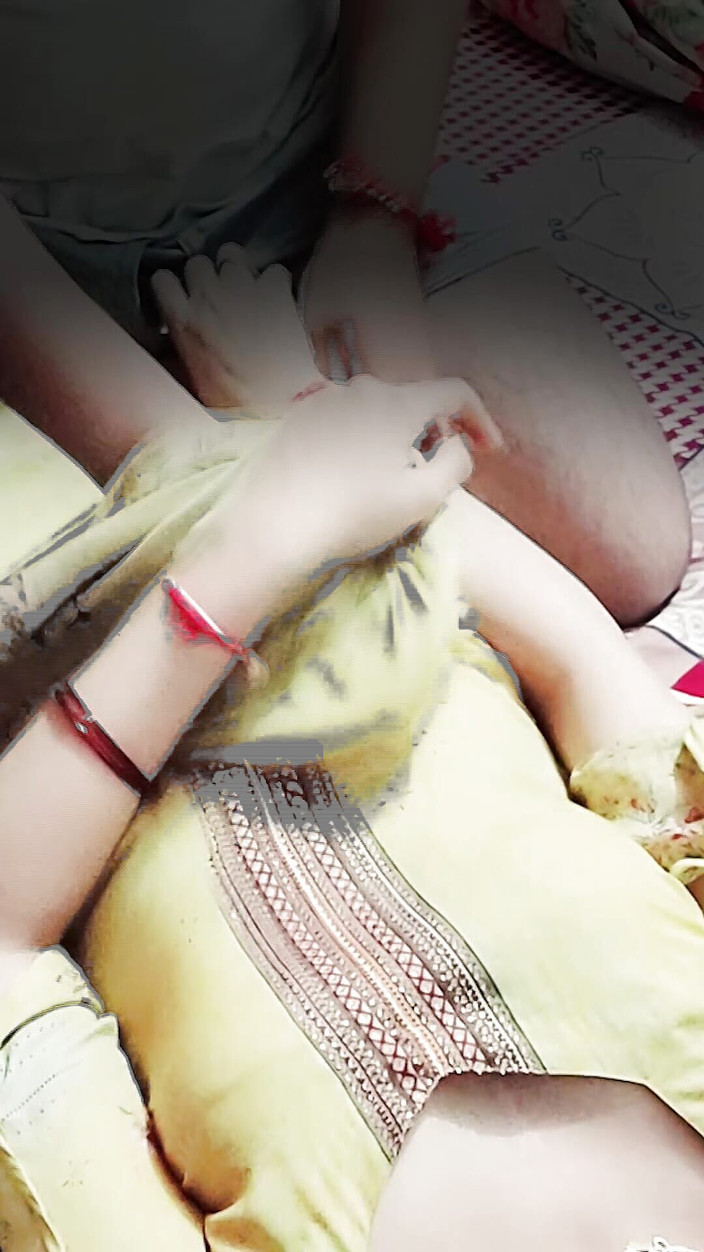 Roobi sharma: 热辣的印度女人和她的男友被拍到