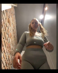 JuiceLussie: Rakaman dekat menjolok dubur. Melancap. Duduk di Cam