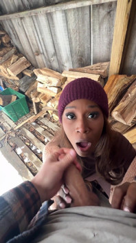 Muie în curtea din spate! Fata transsexuală Vanniall cu pula mare seduce Wood Hauler pentru oral în aer liber și futai anal dur