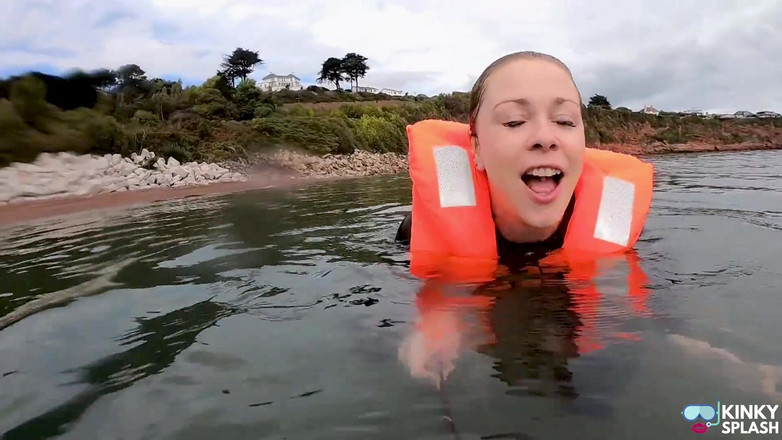 UKCuteGirl: Strak vastgebonden en vrij zwevend - sexy wetsuit life jacket test