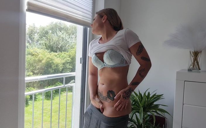 SpicyKylieFoxx: Striptease en masturbatie voor de voyeur buurvrouw