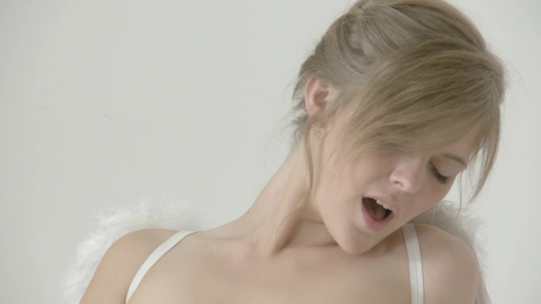 Adult Deluxe: La bella angelo tocca il suo corpo sexy