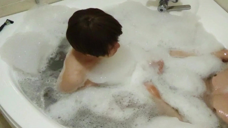 akeieroi: 浴缸调情与出轨对象的游戏