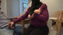 Souzan Halabi: Une MILF arabe à gros nichons trompe un garçon de Tinder...