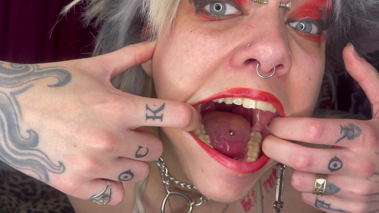 Glitterqueen1999: Boca tour de chica gótica con lápiz labial rojo