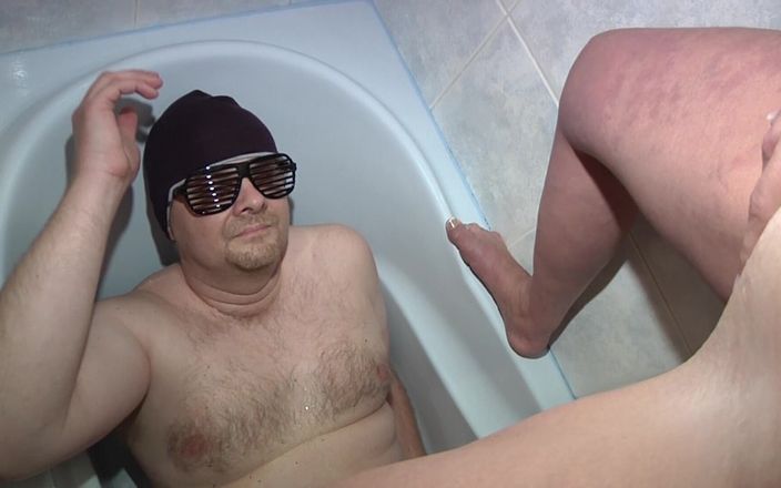 Lovekino: Татуйована брюнетка з червоною білизною писяє на хлопця в масці у ванній кімнаті