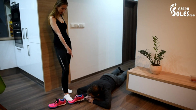 Czech Soles - foot fetish content: Annusando i calzini e i piedi della ragazza da palestra