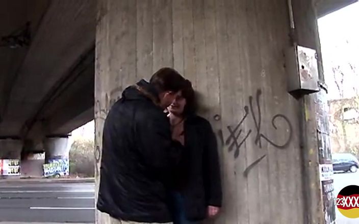 123XXX - Fucked Amateurs in Germany!: O femeie mai în vârstă acceptă o ofertă pentru sex în public
