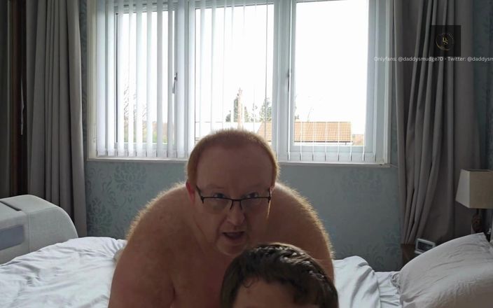 Daddysmudge: 爸爸在床上乱搞男孩