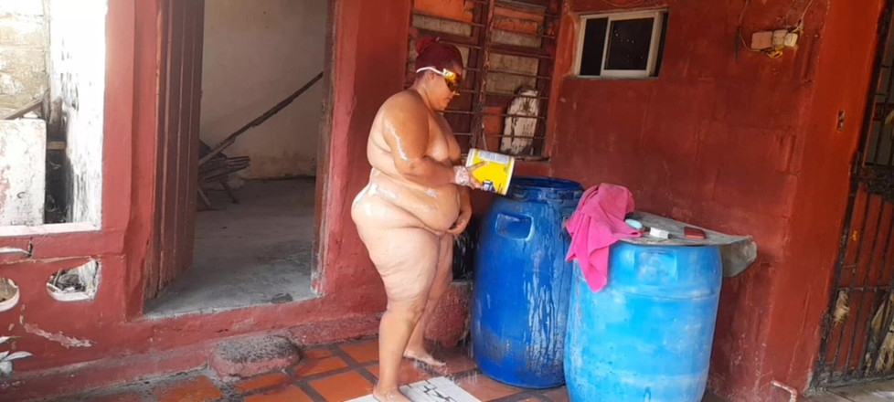 Gordita Culo Rico: 当她正在她家的露台上洗澡时，他监视了我的继母。