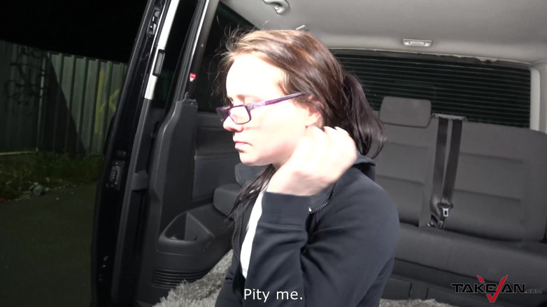 Take Van: Magere zwerver schudt haar kleine tieten op een enorme pik...