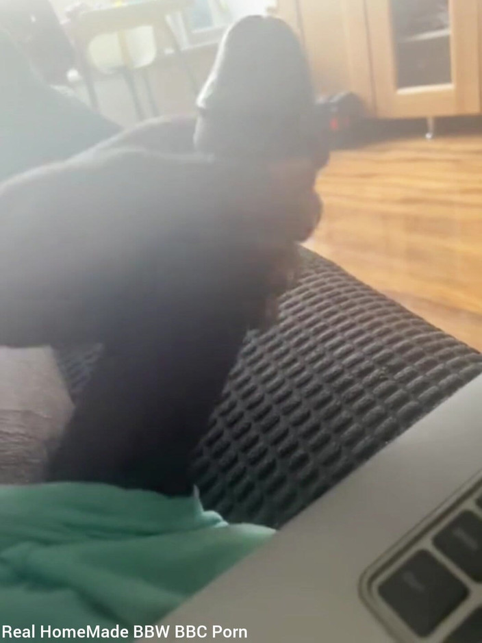 Big black cock BBCee: Accarezzo il mio grosso cazzo nero guardando del porno