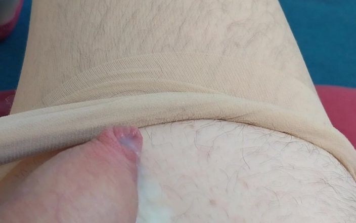 Cindy Belfast: Sissygasm con un piccolo clitoride rasato mutandine, collant e gonna