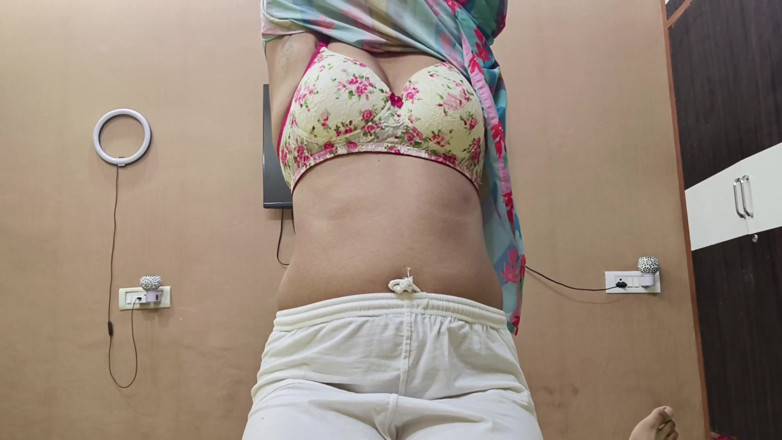 Hornycouple149: सौतेली मम्मी सौतेले बेटे को धूम्रपान और बुरी आदतों के लिए दंडित करती है