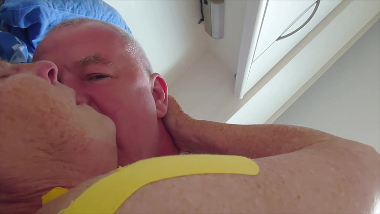 NylonjungeCarmen: Beso Caliente Con La Abuela Desnuda En La Cama